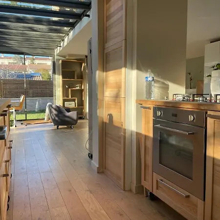 Glass And Wood Designer With Garden In Centertown Villa